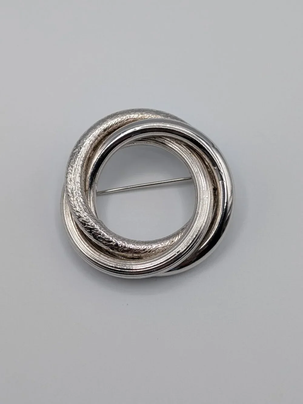 Vintage 1980s Silver Tone Interlocking Love Knot Wreath Brooch Pin 1.75 Inch